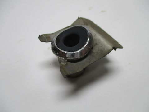 Power antenna bezel with retainer clip